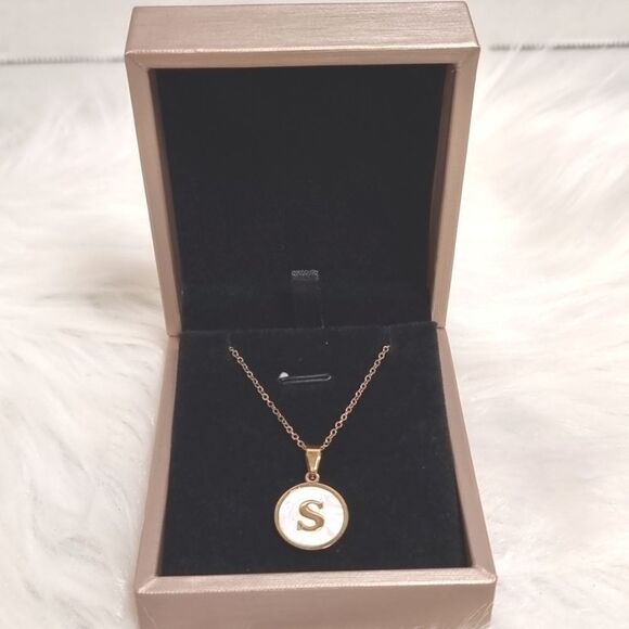 SHELL INITIAL PENDANT NECKLACE stainless steel gold plated Q R S or T - Picture 7 of 13